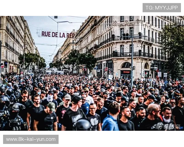 马赛主场球迷高呼“国王万岁”,致敬奥巴梅扬 马赛主场球迷高呼“国王万岁”,致敬奥巴梅扬